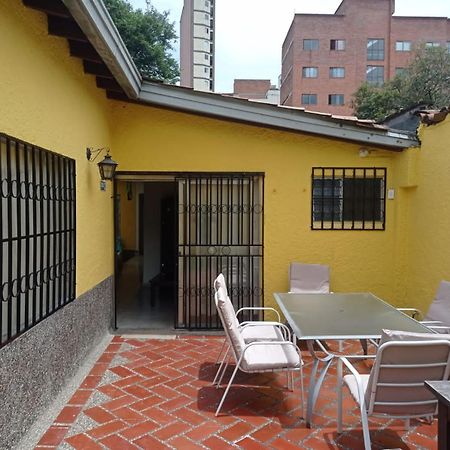 Yellow House Hostel Medellín Dış mekan fotoğraf